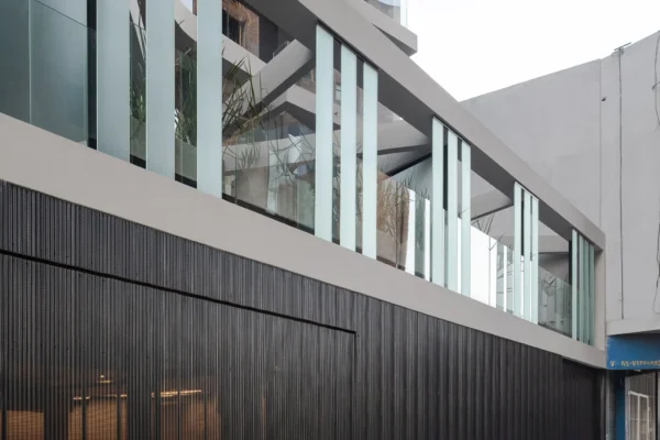 DOMINI CONSTITUYENTE - FACHADA CON DETALLES PATIO